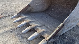 Oprava poškozené lopaty bagru Dosan. Repair of a damaged excavator bucket.