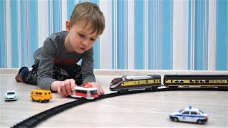 Поезд Машинки и железная дорога Железный человек катается на поезде Играем в игрушки для мальчиков