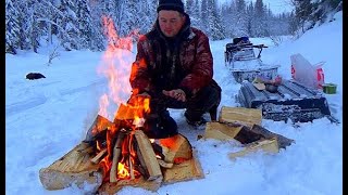 Зимняя рыбалка в заснеженной тайге / Жизнь в тайге