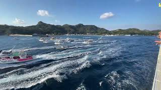 おがさわら丸　父島お見送り　併走するボート（二見湾出口）