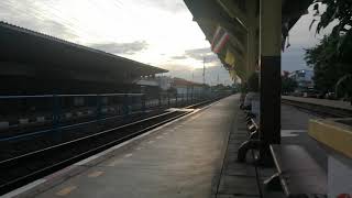 ขบวนรถไฟ​สินค้า​ ผ่านสถานีรถไฟสระบุรี​ในช่วงเช้า