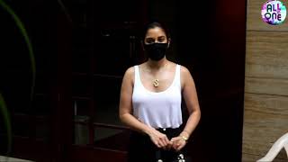 Akshay Kumar Actress Sophie Chaudhary Shameful White Top Spotted Outside Her Residence