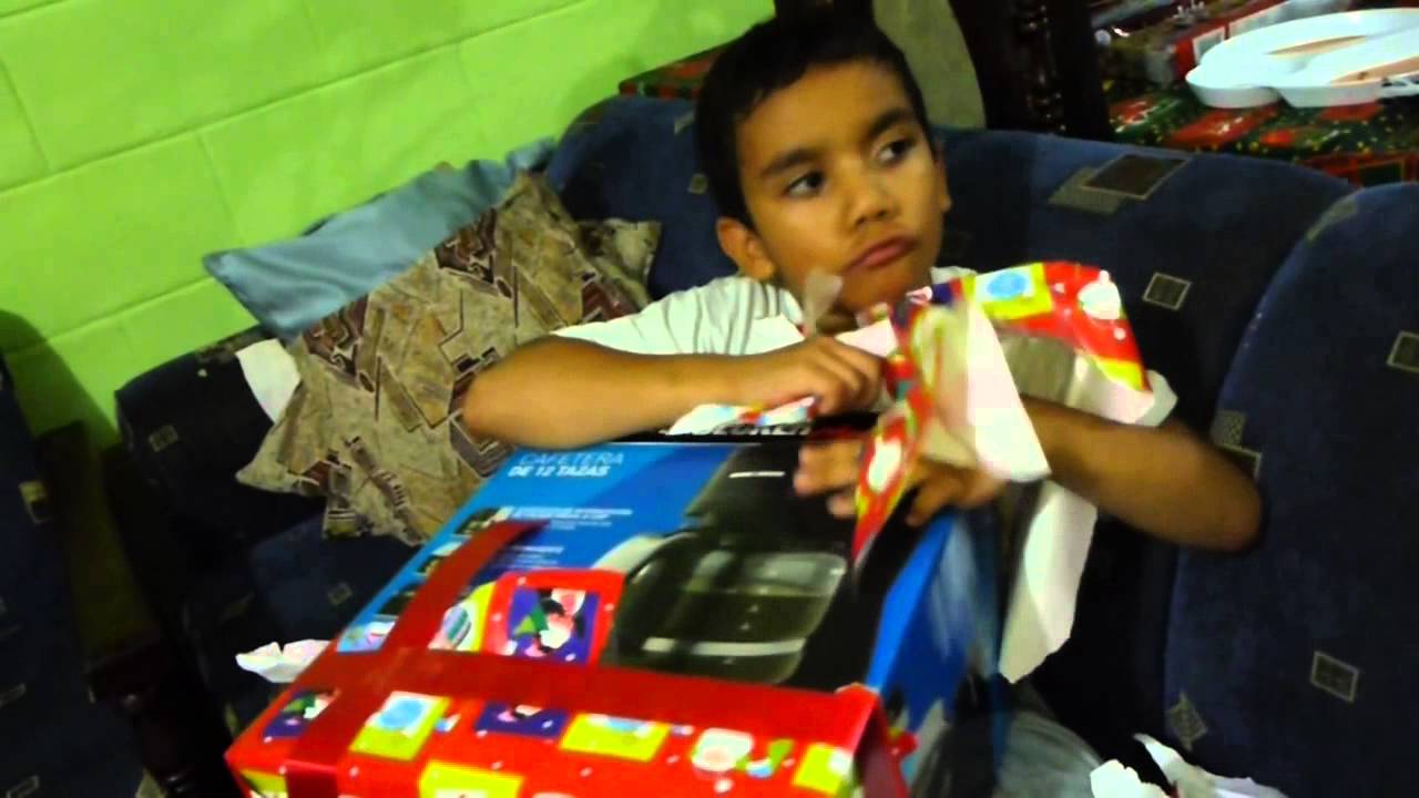 NIÑO RECIBE EL PEOR DE LOS REGALOS EN NAVIDAD - YouTube