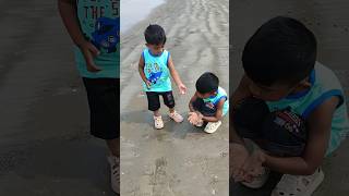 দুই ভাই সমুদ্র পাড়ে ঝিনুক কুড়াচ্ছে 🏖️😱 Sea beach ⛵ #shorts