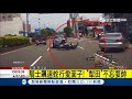 騎士耍帥蛇行撞到車尾摔飛 一個move翻身爬起｜記者 曾佳萱｜【live大現場】20170912｜三立新聞台