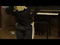 Mlindo perfoming on expresso
