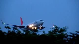 [Sunset landing] Japan Airlines (JAL Express) Boeing 737-800 (JA318J) at ITM (Osaka - Itami)