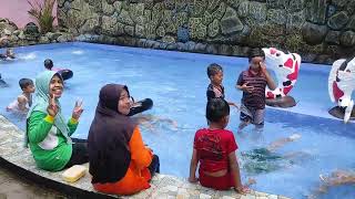 Keseruan Anak anak di Kolam Pemandian