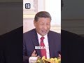 习近平主席访问匈牙利的温暖瞬间 习近平乘专机抵达布达佩斯时，一名大学生向他献花，而这名学生正是2009年时任国家副主席的习近平访问匈牙利时，为他献花的小女孩。