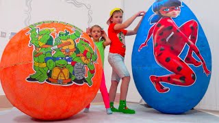 Katy y Max sus juguetes en huevos gigantes
