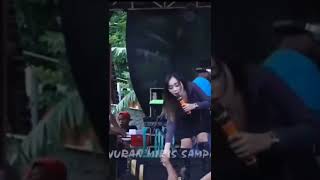 Bikin Ngakak Biduan Getok Kepala Penonton Pake Mic #shorts