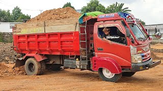 Truk Jomplang. Mobil Truk TOYOTA DYNA Bongkar Muatan Tanah Urug FULL BAK Menggunung Di LOKASI RAWAN