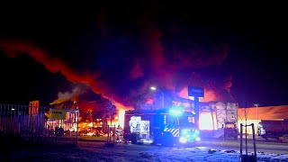 Zware explosies tijdens zeer grote brand bij mechanisatiebedrijf   Zeewolde  13 12 2022