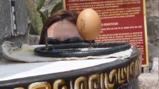 Balanceando un huevo en un clavo en la mitad del mundo en el Museo Intiñán, Quito Ecuador