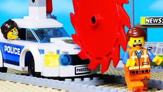 LEGO TRAIN STEAMROLLER CRANE POLICE FAIL in LEGO MOVIE 2