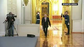 شاهد: لحظة دخول الرئيس ‎#بوتين قاعة الكرملين