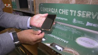 Modena, il telefonino si carica gratis in piazza o alla biblioteca Delfini