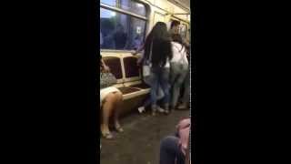 Baki metrosunda qiz ona soz atan oglani soydu