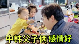 中韓雙胞胎萌娃的搞笑舉動：飯桌上給爸爸餵飯，媽媽在一邊笑壞了