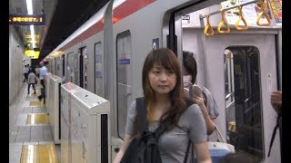 六町駅に到着するつくばエクスプレス線下りTX1000系