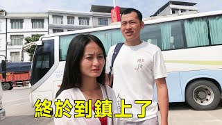 小鳳經過4個小時山路，終於到鎮上了，回欽州又近了一步【廣西小鳳】