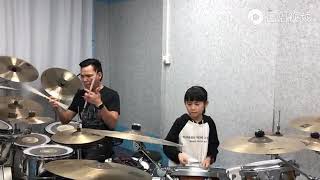 drum kid 妞妞和58岁的老大叔老师表演经典电视剧主题曲，回忆满满