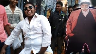 Kabali Fever: Rajnikanth's CRAZY Fan DANCES On Mumbai Streets