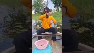 ตีน้ำเรียกปลามาเป็นฝูงเลย... #ตีน้ำเรียกปลา #asia #fishing #หาปลา #วิถีชาวบ้าน #ตกปลา #funny #fun