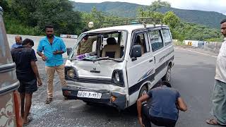 சத்தியமங்கலம்  கார் லாரி மோதி விபத்து திம்பம் மலைப்பாதை 1ஒன்றாவது வளைவில் கார் முன்பகுதி சேதமடைந்தது