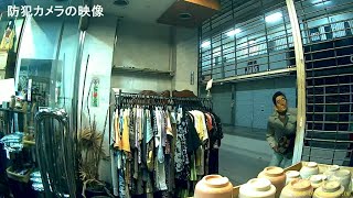 【防犯カメラ映像】早朝の開店前の店に、万引きをする男が映ってました。