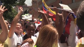 Gobierno venezolano impide marcha de gremios que completa 53 días de protesta