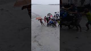 বৃষ্টির দিনে নৌকা থেকে মোটরসাইকেল যেভাবে রাস্তায় তোলা হয়।