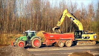 Parkplatzbau: Caterpillar 324DLN lädt Traktorgespann / Hydraulic excavator Caterpillar 324DLN