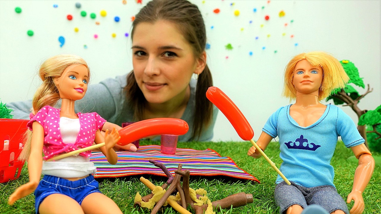 Мама игрушек видео. Барби пикник. Игрушки для девочек видео. Маша и Барби. Барби и Кен на пикнике.