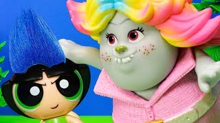 Poppy Troll Gives Buttercup a Makeover and is Scared by a Bergen