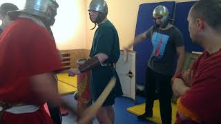 Римское фехтование - удар сбоку за щит / Roman legionary fencing - side strike with a gladius