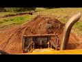 retroescavadeira tapando erosão. backhoe covering erosion