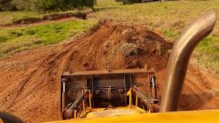 Retroescavadeira tapando erosão.(Backhoe Covering Erosion)