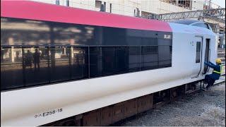 MH有り！塗装変更入場１８本目…【E259系Ne018編成  OM入場回送（塗装変更・指定保全）】E259系ｸﾗNe018編成が回送電車として大宮駅13番線を発車（回8895M）2024.1.12