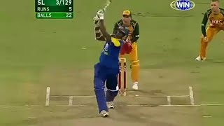 Thisara Perera smashes a 123m six off Steve Smith