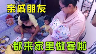 【中印小家庭】中印混血娃出生第六天，亲戚朋友们全来了，屋里屋外好不热闹！