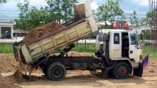 ชิวไปไหน!! รถหกล้อดั้มดินวิ่งดินชิวเกินขำๆๆ  Dump Truck