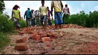 প্রশাসন উদাসীন, চাঁদা তুলে তিন কিলোমিটার রাস্তা সারাচ্ছে গ্রামবাসীরাই