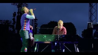 Chris Martin and a fan perform Everglow in Munich