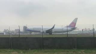 中華航空Boeing 737-8Q8(B738)編號B-18653客機高雄小港國際機場KHH降落🛬️