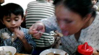 Steven dan mama makan bakso