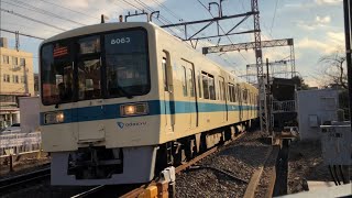 小田急8000形8063＋8263編成が通過するシーン