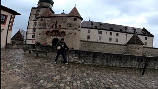 Unterwegs auf der Festung Marienberg Würzburg beim  schlechten kalten Wetter mit Regen und Wind