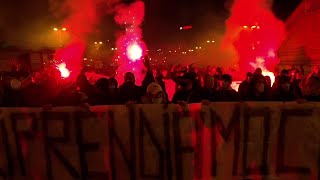 Bologna, corteo per le misure anti-Covid: fumogeni e cori contro i giornalisti