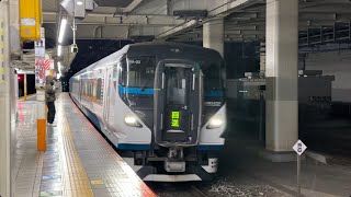 E257系2000番台NA-02編成　回送列車が茅ヶ崎駅をジョイント音たてて通過するシーン